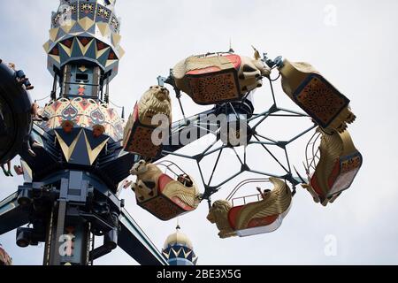 Les cavaliers se tournent autour de Fatamorgana à bord des jardins de Tivoli à Copenhague, au Danemark. Banque D'Images