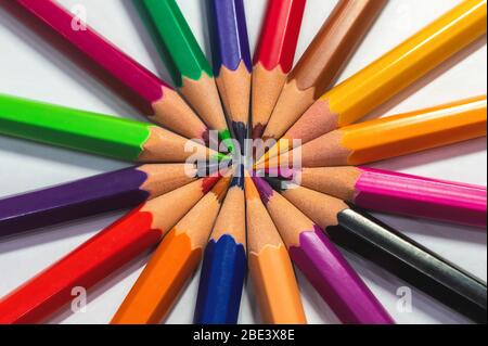 Les crayons de couleur sur fond clair peuvent être utilisés comme illustration ou comme concepts différents. Banque D'Images