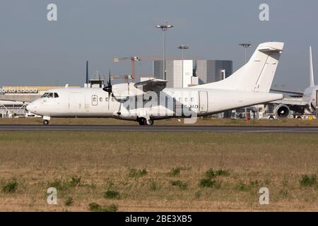 Lisbonne, Portugal. 13 mai 2013. Un ATR 42-300 totalement blanc volant pour Swiftair, ici vu en taxi à l'aéroport de Lisbonne delgado. Crédit: Fabrizio Gandolfo/SOPA Images/ZUMA Wire/Alay Live News Banque D'Images