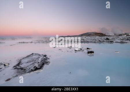 Magnifique paysage et coucher de soleil près du spa à source chaude Blue Lagoon en Islande Banque D'Images