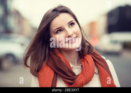 Femme heureuse. Gros plan portrait photo de belle souriante soleil jeune étudiante paysage urbain arrière-plan extérieur. Multiculturel, mixt race, asiatique Banque D'Images