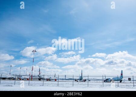 11 avril 2020 - Calgary (Alberta), Canada - avions de ligne garés à l'aéroport international de Calgary - pandémie de Covid-19 Banque D'Images