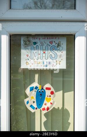 L'œuvre d'un enfant affichée dans une fenêtre avant d'une maison pour montrer sa reconnaissance au NHS et encourager les passants pendant la pandémie de coronavirus. Banque D'Images