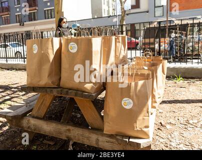 New York, États-Unis. 11 avril 2020. Sacs de nourriture gratuite prêts à prendre dans le jardin communautaire au milieu de COVID-19 pandémie préparé par l'organisation à but non lucratif de la cuisine centrale mondiale créée par José Andres le chef de renommée mondiale. Des panessais alimentaires ont été ouverts dans de nombreux quartiers pauvres de la ville les plus touchés par l'épidémie (photo de Lév Radin/Pacific Press) crédit: Pacific Press Agency/Alay Live News Banque D'Images