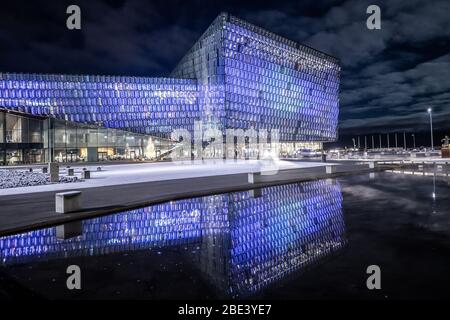Salle de concert et centre de conférence Harpa à Night, Reykjavik, islande Banque D'Images