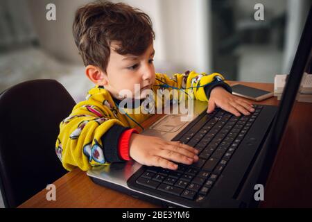 Un Bebe Turc Mignon De 3 Ans Qui A Faim Photo Stock Alamy