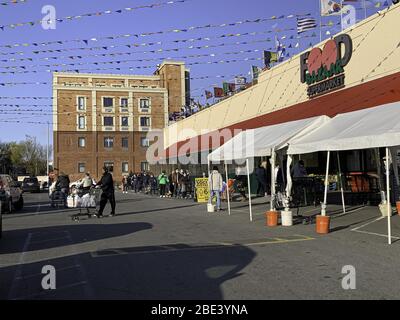 Brooklyn, New York, États-Unis. 11 avril 2020. (NOUVEAU) Covid-19:Mouvement dans un supermarché. 11 avril 2020, Brooklyn, New York, USA:longue file d'attente de personnes avec environ quelques espaces parmi eux au supermarché Food Bazaar à Brooklyn, en pleine pandémie de Covid-19 . On demande aux gens de garder au moins 2 mètres de distance entre eux afin d'arrêter la propagation de Coronavirus.Credit: Niyi Fate/Thenews2 Credit: Niyi Fate/TheNEWS2/ZUMA Wire/Alay Live News Banque D'Images