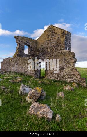 Une faible perspective des ruines patrimoniales sur un knoll herbacé à Stanley, en Tasmanie, lors d'une journée bien remplie. Banque D'Images