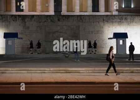 Athènes, Grèce. 18 mai 2014. Les rues vides et la tranquillité caractérisent le centre-ville d'Athènes. Athènes, une ville très animée, regarde un samedi soir comme une ville fantôme comme Athenians se conformeraient aux règles de verrouillage imposées en Grèce depuis le 22 mars. Crédit: Nikolas Georgiou/ZUMA Wire/Alay Live News Banque D'Images