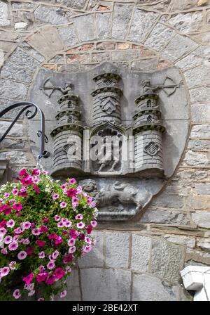 Sur la façade sud de l'hôtel de ville de Kilkenny, Tholsel est une sculpture de relief du manteau d'armes de la ville. Banque D'Images