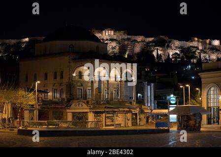 Athènes, Grèce. 18 mai 2014. Les rues vides et la tranquillité caractérisent le centre-ville d'Athènes. Athènes, une ville très animée, regarde un samedi soir comme une ville fantôme comme Athenians se conformeraient aux règles de verrouillage imposées en Grèce depuis le 22 mars. Crédit: Nikolas Georgiou/ZUMA Wire/Alay Live News Banque D'Images