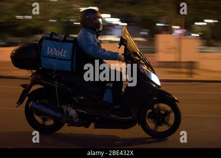 Athènes, Grèce. 18 mai 2014. Un homme de livraison de volts casse la quitité du centre-ville. Athènes, une ville très animée, regarde un samedi soir comme une ville fantôme comme Athenians se conformeraient aux règles de verrouillage imposées en Grèce depuis le 22 mars. Crédit: Nikolas Georgiou/ZUMA Wire/Alay Live News Banque D'Images