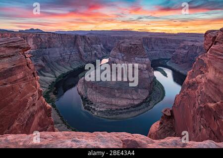 Horseshoe Bend dans Glen Canyon NRA Arizona au coucher du soleil Banque D'Images