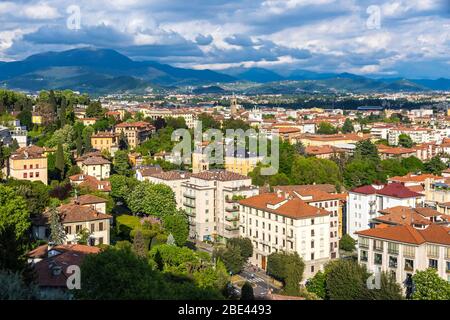 Vue aérienne de la ville de Bergame, Lombardie, Italie. Vue pittoresque du printemps depuis l'un des points de vue de la vieille ville de Bergame. Alpes européennes sur le fond Banque D'Images