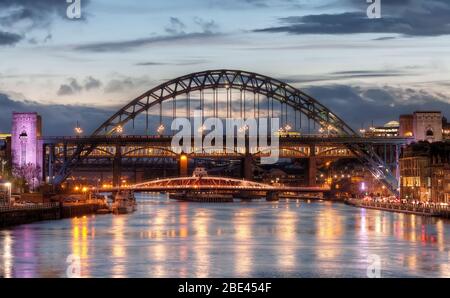 Le légendaire pont Tyne et la rivière au coucher du soleil sous le ciel animé de Newcastle upon Tyne, Royaume-Uni Banque D'Images