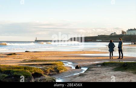 Vue panoramique sur la côte britannique à Sunset, à Tynemouth, Royaume-Uni Banque D'Images