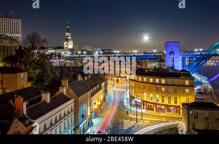 Vue aérienne sur le toit du Skyline animé de la ville britannique sous Night Sky avec pleine lune, Newcastle upon Tyne, Royaume-Uni Banque D'Images