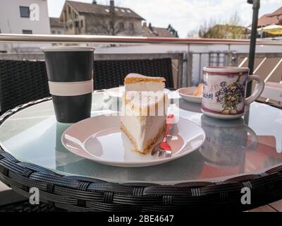 Un cheesecake crémeux préparé avec du café sur un balcon Banque D'Images