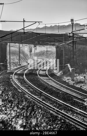 S virage sur le réseau ferroviaire électrifié de la côte ouest ligne principale Banque D'Images