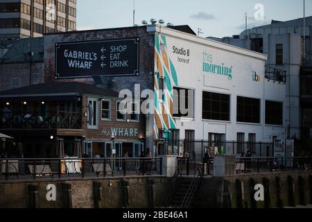 Crépuscule au quai de Gabriel et à l'ITV Studio 8, bâtiment sur la rive sud de la Tamise à Londres, Angleterre, Royaume-Uni. Banque D'Images