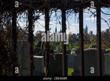 New York, États-Unis. 11 avril 2020. La photo prise le 11 avril 2020 montre le cimetière Calvary, qui est fermé aux visiteurs en raison de la pandémie de coronavirus, dans le Queens de New York, aux États-Unis. Le nombre total de décès dus à COVID-19 aux États-Unis a dépassé 20 000 samedi après-midi, selon les données compilées par le Centre de science et d'ingénierie des systèmes (CSSE) de l'Université Johns Hopkins. Crédit: Michael Nagle/Xinhua/Alay Live News Banque D'Images