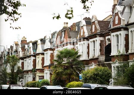 Maisons de rangs victoriens dans le village de Barnes, une banlieue à l'ouest de Londres, Angleterre, Royaume-Uni. Banque D'Images