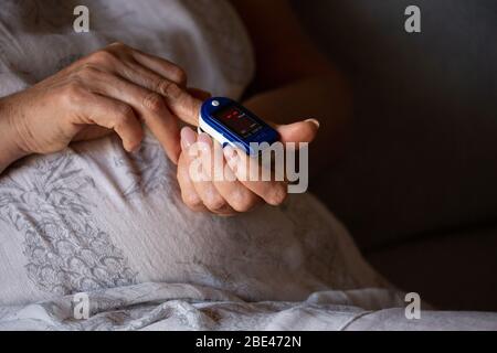 Oxymètre de pouls sur un doigt femelle. Femme utilisant l'oxymètre. Concept sain Banque D'Images