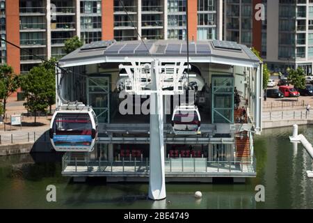 Les téléphériques entrent dans la zone de chargement pour la télécabine Emirates Air Line au Royal Docks sur la Tamise à Londres, en Angleterre, au Royaume-Uni. Banque D'Images