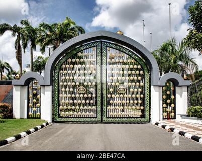 Porte d'entrée principale de la mosquée Jame' ASR Hassanil Bolkiah à midi dans le Ramadan - Puerta de entrada principal a la mezquita durante el Ramadan Banque D'Images