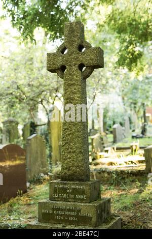 Une pierre tombale avec croix celtique de 1931 au cimetière Highgate, Londres, Angleterre, Royaume-Uni. Banque D'Images