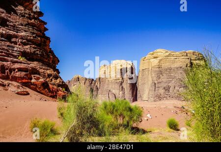 Jordanie, dans le Wadi Rum la vallée spectaculaire du désert pittoresque. Tentes de style bédouin. Banque D'Images