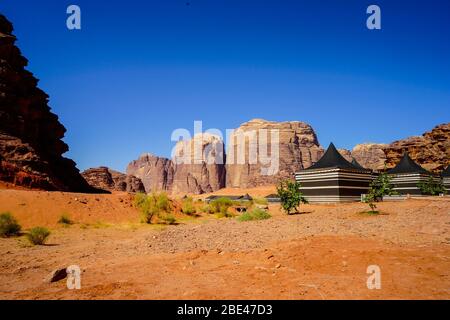Jordanie, dans le Wadi Rum la vallée spectaculaire du désert pittoresque. Tentes de style bédouin. Banque D'Images
