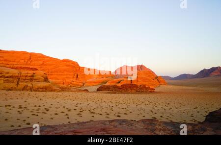 Jordanie, Wadi Rum, la spectaculaire vallée désertique au coucher du soleil. Banque D'Images