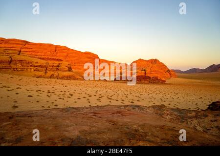 Jordanie, Wadi Rum, la spectaculaire vallée désertique au coucher du soleil. Banque D'Images