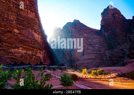 Jordanie, dans le Wadi Rum la vallée spectaculaire du désert pittoresque. Tentes de style bédouin au lever du soleil. Banque D'Images