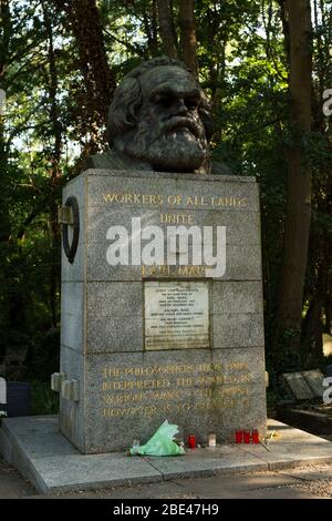 Le Monument de Karl Marx au cimetière de Highgate, Londres, Angleterre, Royaume-Uni. Banque D'Images