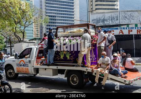 Voisins d'un secteur de Caracas (Chacao) font une procession avec le tombeau Saint dans les grues et ramasser dans les rues de cette communauté dans le celebrati Banque D'Images