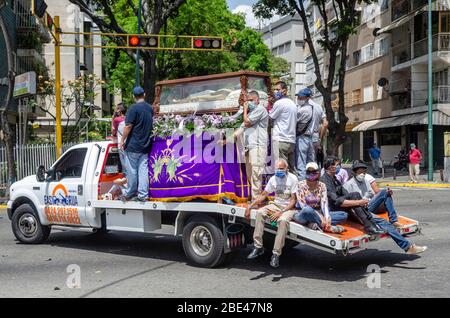 Voisins d'un secteur de Caracas (Chacao) font une procession avec le tombeau Saint dans les grues et ramasser dans les rues de cette communauté dans le celebrati Banque D'Images