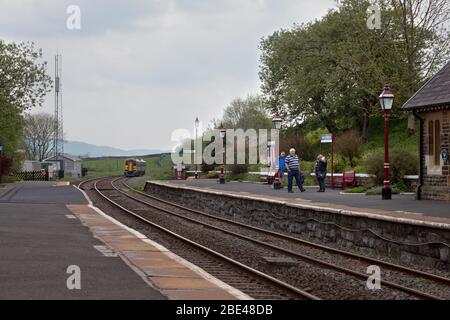 Train du Nord / trains du Nord train 158861 germe de classe 158 arrivant à Horton à la gare de Ribblesdale avec passagers en attente Banque D'Images