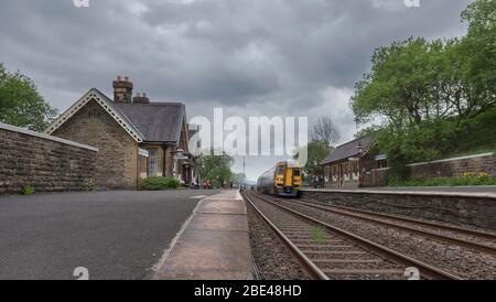 Train du Nord / trains du Nord train 158861 germe de classe 158 appelant à Horton à la gare de Ribblesdale sur le chemin de fer de Carlisle Banque D'Images