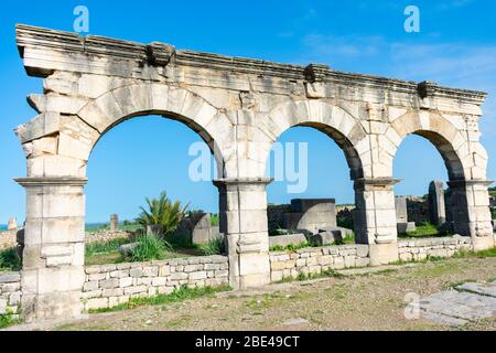 Arches aux ruines romaines de Volubilis au Maroc Banque D'Images