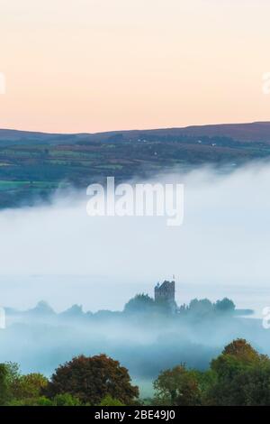 Castlebawn sur les rives de Lough Derg entouré de brouillard et de brume au lever du soleil en automne; Ogonnelloe, comté de Clare, Irlande Banque D'Images