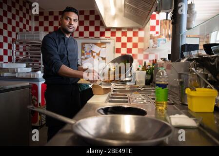 Potsdam, Allemagne. 7 avril 2020. Le chef Shakeel a une partie de la penne avec salsiccia dans le restaurant 'Genusswerkstatt' au Filmmuseum et met la nourriture dans une boîte pour le 'hors de la maison'. Les clients ne sont pas autorisés à s'asseoir et à manger dans les restaurants pendant les restrictions imposées par le Corona danger. (Pour les boissons fraîches et le délicieux risotto: Pour aller au signe de Corona) crédit: Soeren Stache/dpa-Zentralbild/ZB/dpa/Alay Live News Banque D'Images