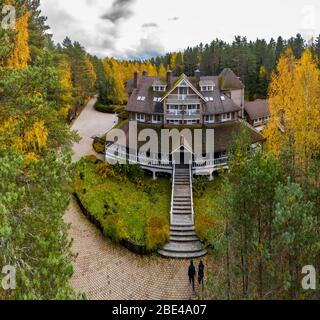 La grande maison en bois en forêt, vue aérienne de la zone rurale avec le lac Boroye en automne, parc national Valday, Russie, image panoramique, un arbre doré Banque D'Images