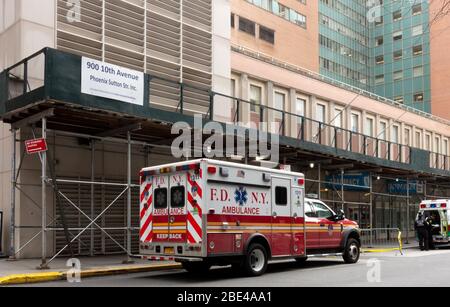 Une ambulance du Service des incendies de New York ou de la FMY se tenant à l'extérieur de l'hôpital Mount Sinai West, dans la ville de Manhattan Banque D'Images