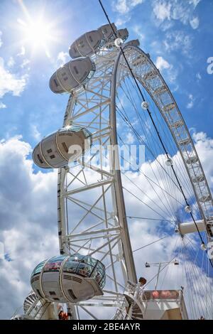 Vue directement sous les câbles et les gousses du London Eye avec un ciel bleu et des nuages en arrière-plan ; Londres, Angleterre Banque D'Images