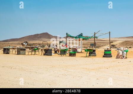 Pierres et objets d'artisanat à vendre sur la route de la côte de Skeleton par le Tsseb conservancy; Namibie Banque D'Images