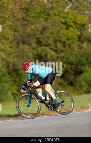 Cycliste sur une route, près du pont Trace Nachez; Franklin, Tennessee, États-Unis d'Amérique Banque D'Images