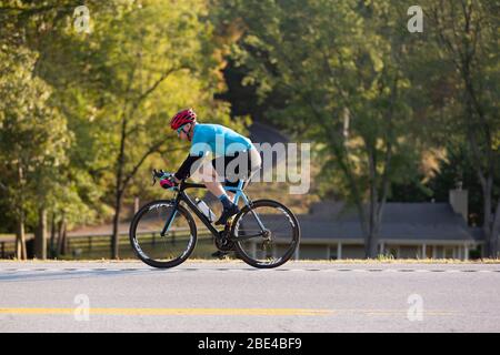 Cycliste sur une route, près du pont Trace Nachez; Franklin, Tennessee, États-Unis d'Amérique Banque D'Images