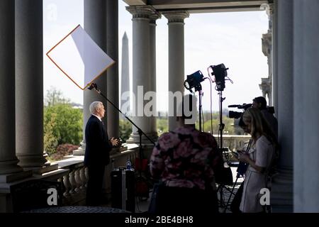 Washington, États-Unis d'Amérique. 08 avril 2020. Le vice-président Mike Pence participe à une interview enregistrée avec Sean Hannity de Fox News sur le balcon du bureau de cérémonie du vice-président PresidentÕs mercredi 8 avril 2020, dans le bâtiment du bureau exécutif d'Eisenhower du peuple de la Maison Blanche: Le vice-président Mike Pence crédit: Groupe médias de tempêtes/Alay Live News Banque D'Images